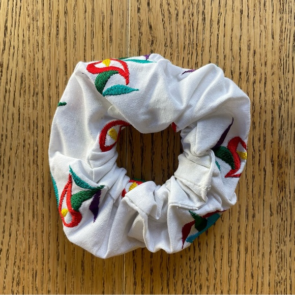Scrunchie Embroidered - NEW - Picture 3 of 3